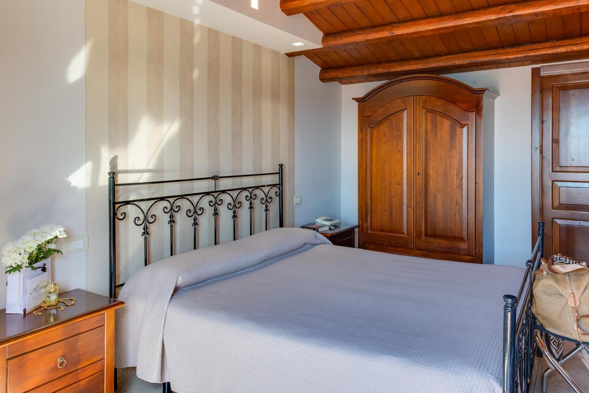 שאקה Hotel Aliai מראה חיצוני תמונה