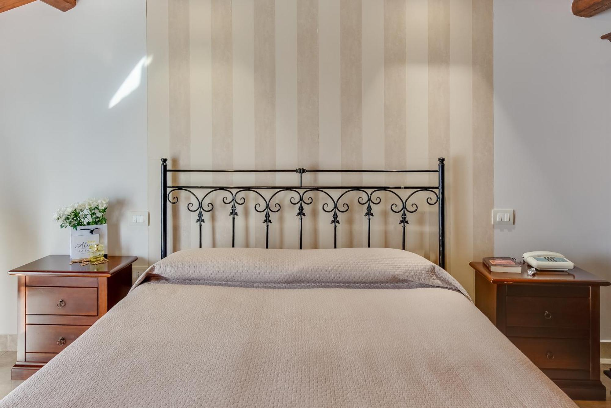 שאקה Hotel Aliai מראה חיצוני תמונה