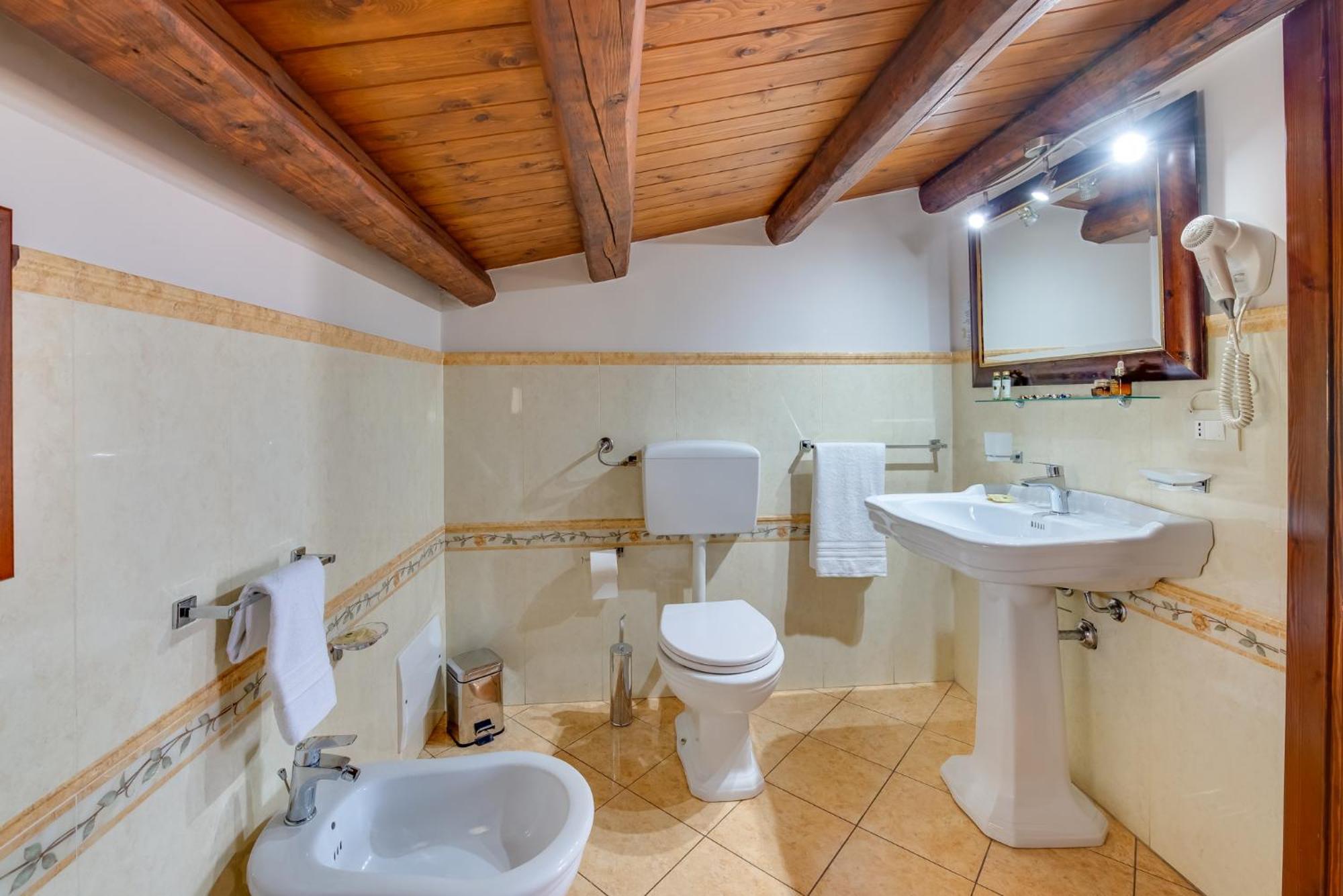 שאקה Hotel Aliai מראה חיצוני תמונה